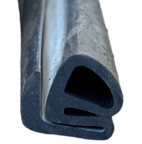 Afdichtingsrubber motorkap Buhanka - Photoroom 000 20240321 121047 - 451-8402130