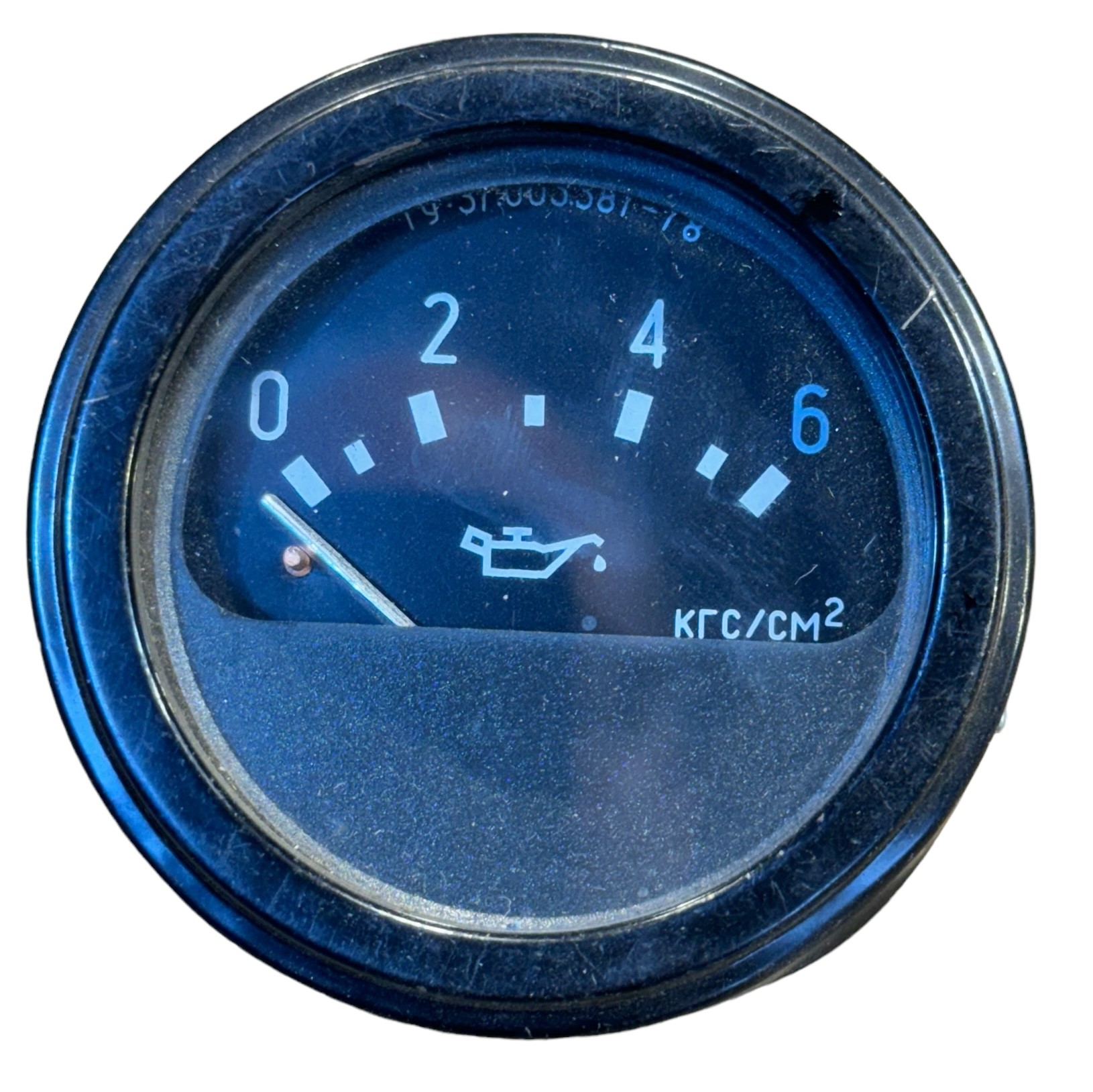Oliedrukmeter klassiek uiterlijk - Photoroom 000 20240325 153641 - 153810010 - klassiek